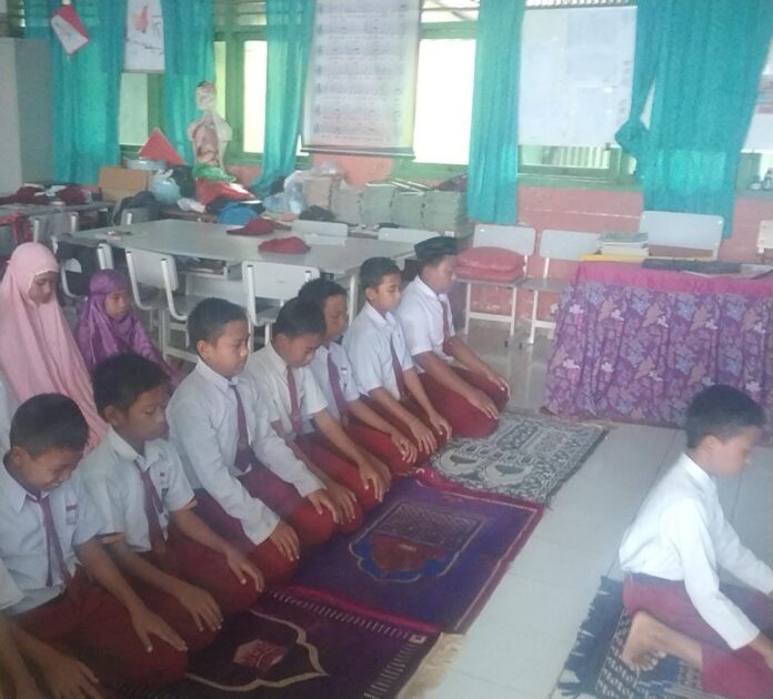 Kuatkan Pendidikan Karakter UPTD SDN 70 Manjalling Awali Pelajaran dengan Sholat Dhuha Berjamaah