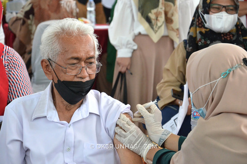 Dosen dan Tenaga Kependidikan Unhas Terima Vaksin Booster