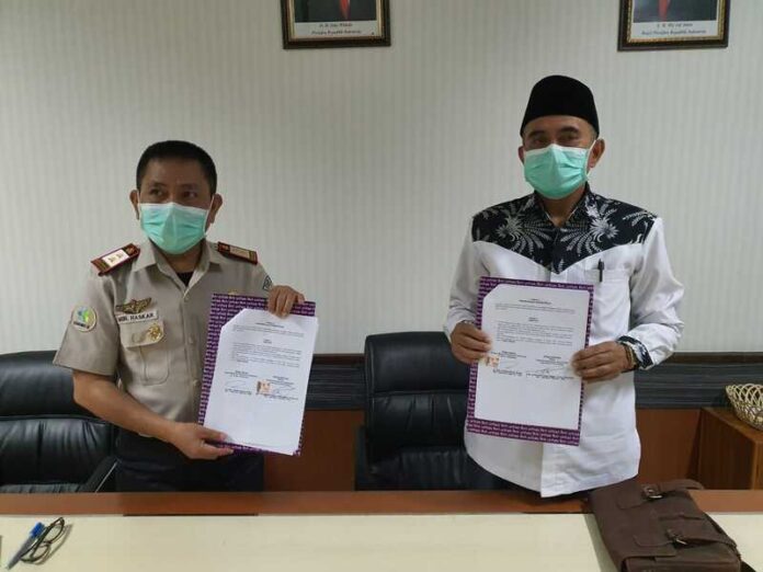 FKM Unhas dan Kantor Kesehatan Pelabuhan kelas I Makassar Tanda Tangan Nota Kesepahaman. Dekan FKM Unhas Dr Aminuddin Syam, SKM., MKes, M Med Ed. (kanan) dan Plt Kepala KKP Kelas I Makassar dr Muh Haskar Hasan