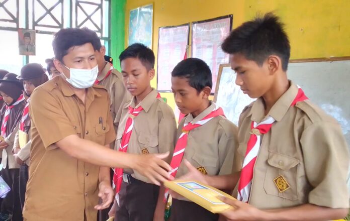 MTs Tanah Gunung Gelar Ramah Tamah, Kepala Sekolah Berikan Hadiah 