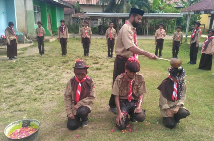 Pelantikan Anggota Pramuka Resmi Ditutup Kepala Sekolah MTs Tanah Gunung