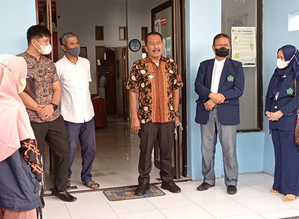 Camat Galesong Kabupaten Takalar, Muhammad Yusuf (ketiga dari kanan) didampingi Wakil Rektor I Unpacti Dr Ampauleng (kedua dari kanan) dan Wakil Rektor II Nur Afni Syahnyb (paling kanan)