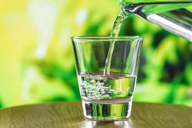 Limit Lansia Minum Air Putih Hanya 1,5 Liter Sehari