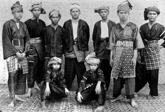 Asal Usul Nama Minangkabau, Agama, bahasa, Geografis, Adat dan Kerajaan Minangkabau
