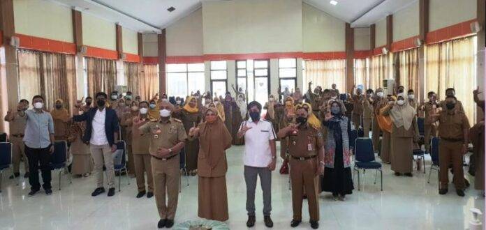 Dinas Pendidikan dan Kebudayaan Kabupaten Maros mengadakan Workshop dan Pendampingan Penulisan Buku Bagi Tenaga Pengajar di Baruga A Kantor Bupati, Senin (14/3). Kegiatan ini sebagai upaya mewujudkan masyarakat peduli dan meningkatkan minat dalam literasi.