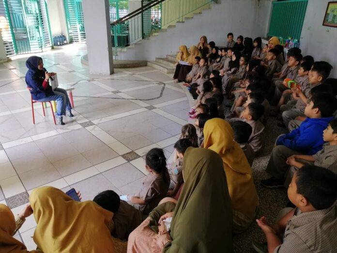 Salah satu kegiatan Komunitas Dongkel Perpusling sejak berdiri adalah mengunjungi beberapa titik lokasi sekolah di Makassar menggunakan mobil perpustakaan. Mengajak anak-anak menyukai buku dengan bercerita atau mendongeng.