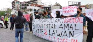 Koalisi Masyarakat Anti Radikalisme menggelar Aksi Damai 'Lawan Radikalise dan Hentikan Penarikan Infak Atas Nama Kemanusiaan' di Tugu Pal Putih Jogja.