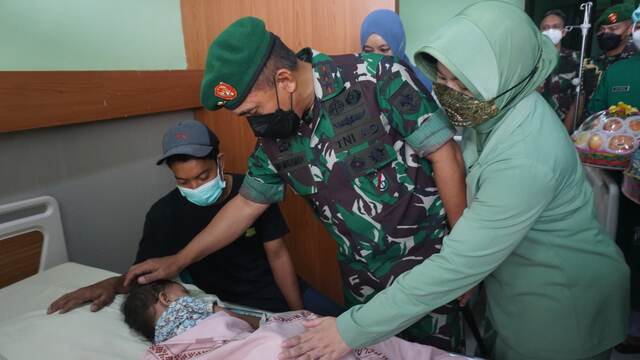 Pangdam Hasanuddin Sambangi Salma Bocah Kelainan Atresia Ani Sebelum Dioperasi