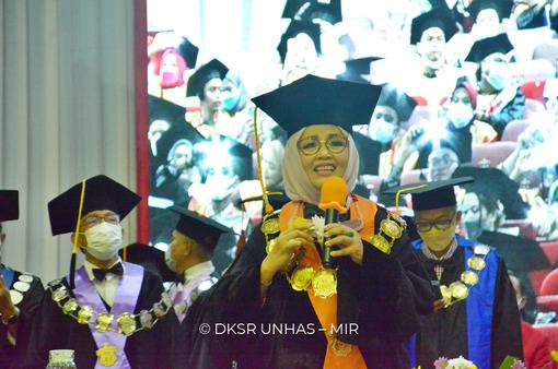 Pimpin Wisuda Terakhir Sebagai Rektor Unhas, Prof Dwia Nyanyikan Lagu Perpisahan