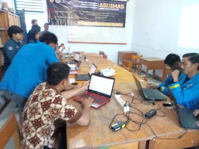 Mahasiswa Handayani gelar bimbingan pelatihan komputer kepada Guru di SMP Satap 4 Kajuara di Desa Bosse mulai 17-18 Maret 2022.