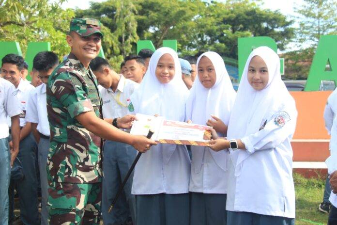 Dandim 1421 Pangkep Berikan Lansung Hadiah Lomba Vidio Bela Negara ke Sekolah