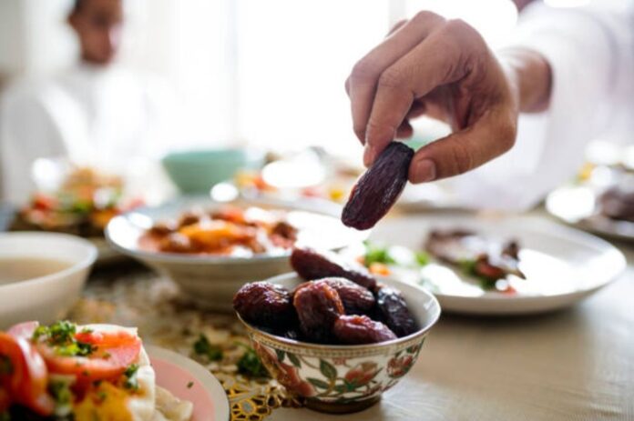 Mengapa Rasulullah SAW Memakan Kurma dalam Hitungan Ganjil?