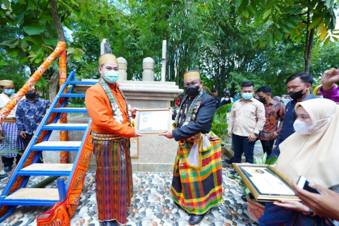 Bupati Bone Andi Fahsar M. Padjalangi ziarah ke makam raja Bone ke-14, La Tenriaji