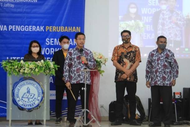Gelar HCB 5 Rektor STFT Jaffray Makassar: Literasi Penting Bagi Mahasiswa