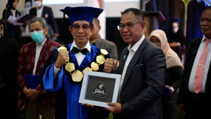 Pantun Perpisahan Rektor Unibos di Acara Wisuda Angkatan 61