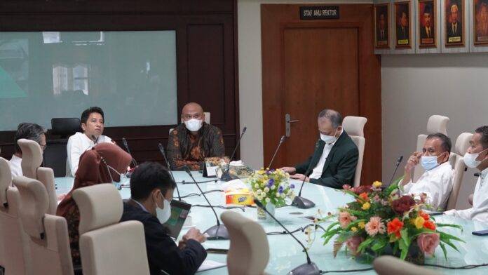 UIN Alauddin Rakor dengan KPPU, Evaluasi dan Monitoring MoU di ruang rapat Rektor, lantai III gedung rektorat, Selasa (19/4/2022). [Foto: Humas UIN Alauddin Makassar]