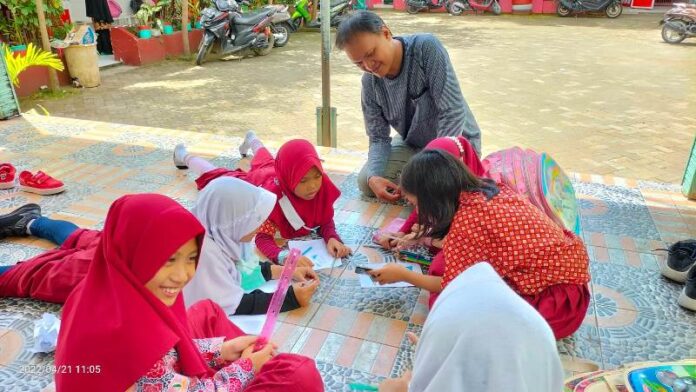 Murid-murid SD Negeri Borong tengah asik mengikuti kegiatan ektrakurikuler yang didampingi Rusdin Tompo, penggiat literasi. Kamis, 21 April 2022. [Foto: Rusdin Tompo]