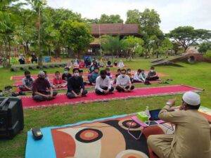 Sekolah Alam Bosowa (SAB) menggelar buka puasa bersama sekaligus berbagi takjil dalam rangkaian kegiatan Amaliyah Ramadhan. Kegiatan ini dilaksanakan seharian mulai dari jam 08.00 WITA hingga waktu berbuka puasa. Jumat, 22 April 2022.[Foto: Humas SAB]