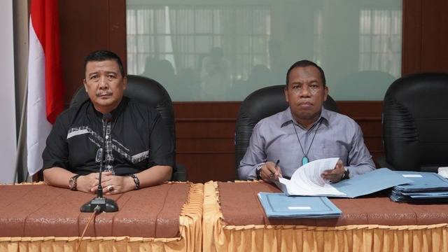 Penyerahan bantuan penerbitan 100 buku referesi bagi tenaga pendidik dan kependidikan dilaksanakan di Ruang Rapat Senat Lantai I Gedung Rektorat, kampus II UIN, Romang Polong Kec. Somba Opu, Kabupaten Gowa, Jumat (22/4/2022).[Foto: Humas UIN Alauddin]