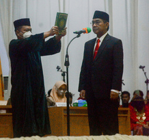 Pengambilan sumpah Prof Jamaluddin Jompa sebagai Rektor Unhas periode tahun 2022-2026 di Baruga A P Pettarani, Kampus Tamalanrea, Makassar, Rabu (27/04).[Foto: Pitriani/Fajar Pendidikan]