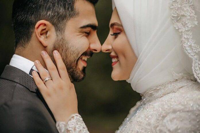 Tips romantis suami istri menurut Islam. (Foto: Int)