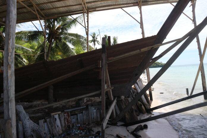 Proses pembuatan kapal pinisi di Kaluku Cottages - [FOTO/KASMAN]