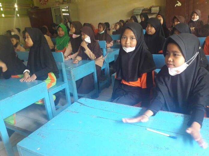 Murid-murid SD Inpres Banta-bantaeng I Belajar Mendongeng