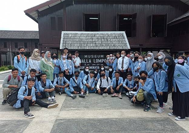 Mahasiswa Universitas Pancasakti Makassar Berkunjung ke Balla Lompoa Gowa
