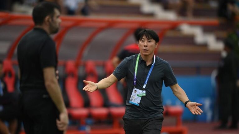 Teori Hans Kelsen Vs Teori Sosiologi dalam Kasus Shin Tae-yong Vs Patrick Kluivert