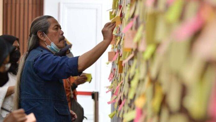 Ucapan Belasungkawa dari Masyarakat Menghiasi Sepanjang Dinding di Gedung Pakuan