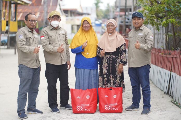 Sambangi Warga Kepulauan, PT Semen Tonasa Berbagi bersama Masyarakat