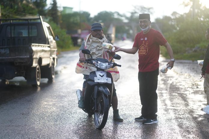 PT Semen Tonasa Bagi-Bagi Takjil Gratis