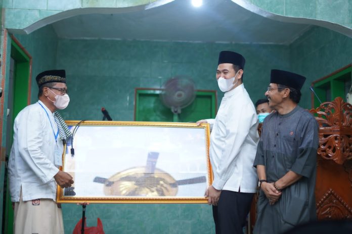 Bupati Pangkep Melaksanakan Salat Tarwih Bersama Jamaah Masjid Raodhatul Solihin