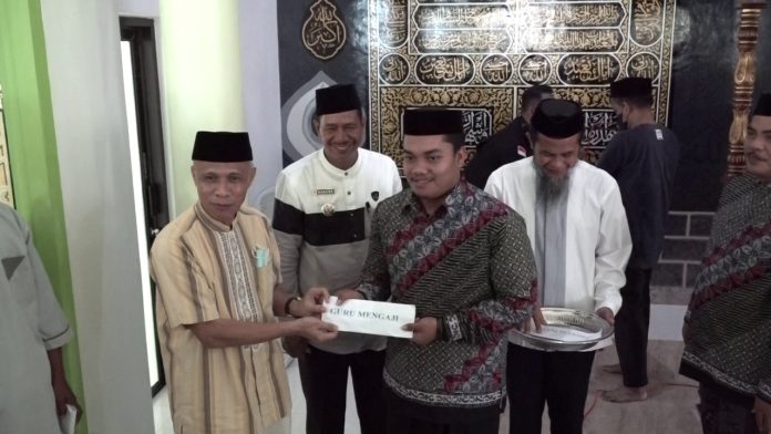 Syahban Sammana melaksanakan salat Jumat di masjid Jami Nurul Yaqin.