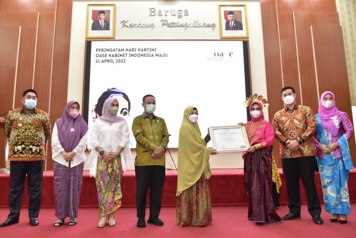 Hari Kartini, Bidan dari Pulau Terima Penghargaan OASE-KIM