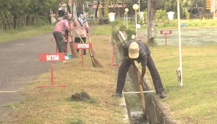 Jumat Bersih Libatkan Seluruh OPD — Bersihkan Saluran Air