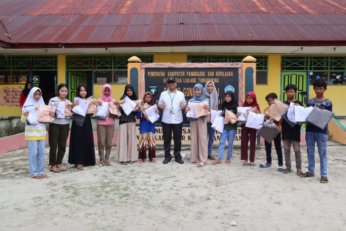 Kadisdikbud Antarkan Seragam Sekolah untuk Siswa di Pulau