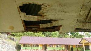 Kondisi kayu serta plapon gedung sekolah sudah rusak - [FOTO/PATRUN]