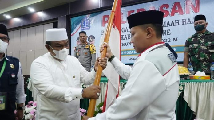 Bupati Bone Andi Fahsar M Padjalangi melepas rombongan Calon Jemaah Haji Kabupaten Bone Tahun 1443 H/2022 M di Masjid Agung Al Ma'Arif, Sabtu (18/6/2022).