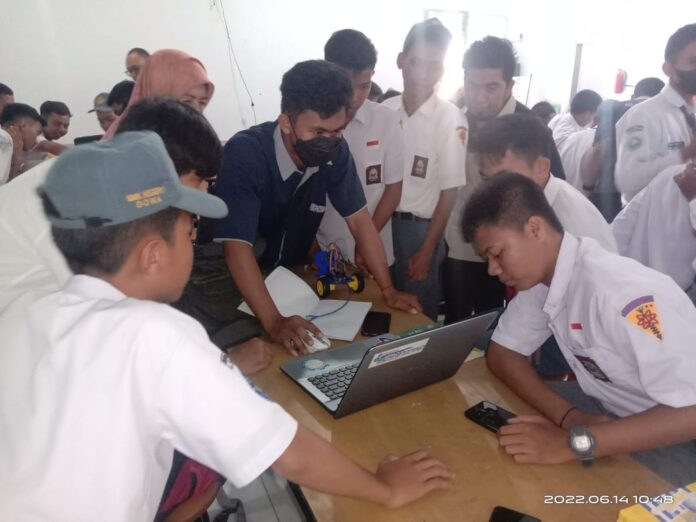 Poltekbos Gandeng SMKN 1 Gowa, Beri Edukasi Robotika