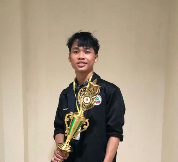 Reski Aditia Putra Mahasiswa HES UIN Alauddin berhasil meraih Juara II dalam Ajang Olimpiade Ekonomi Islam se-Sulselbar dan Maluku.[Foto: Dokumen Pribadi]