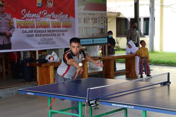 Polres Bone kembali gelar lomba Tenis Meja Tunggal Putra dan Ganda Putra, lomba yang dilaksanakan selama satu hari ini, digelar di Aula Sarja Arya Racana Mapolres Bone, Rabu (22/6/2022).