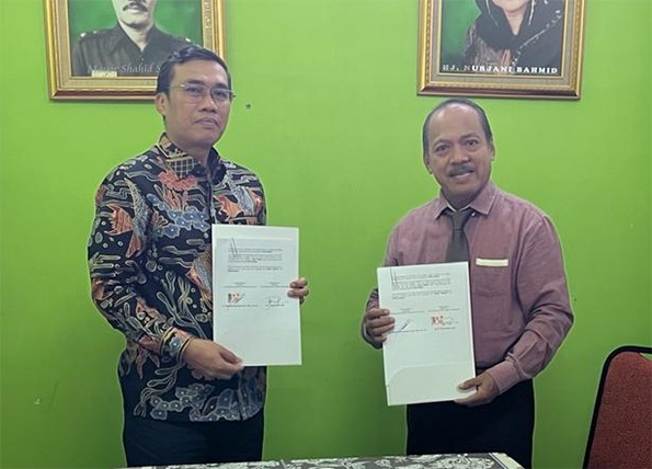 Rektor UKI Toraja Dr Aktavianus Pasoloran (kiri) dan Rektor Unpacti Makassar Dr Rusdin Nawi