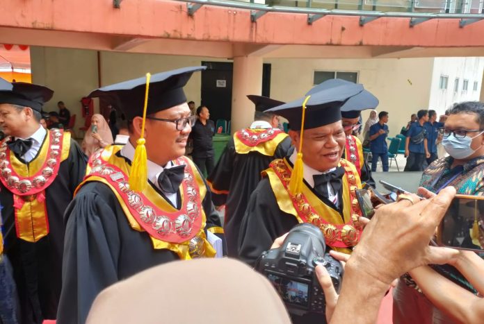 Sukses Wisuda Luring, Rektor UNM :Tunjukkan Jati Diri Sebagai Ilmuan Profesional