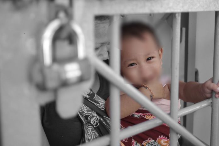 Anak di balik jeruji penjara membutuhkan perlindungan. (FOTO: INVISIBLE HOPE)