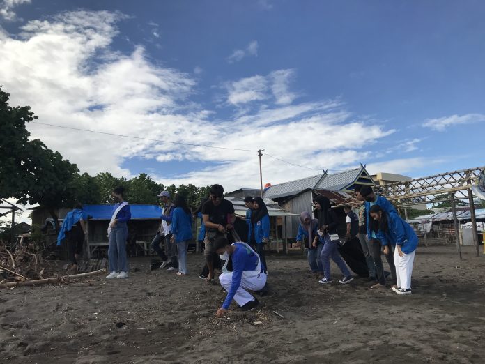 Mahasiswa Ilmu Komunikasi Unifa Gelar Kampanye Aksi Bersih Pantai