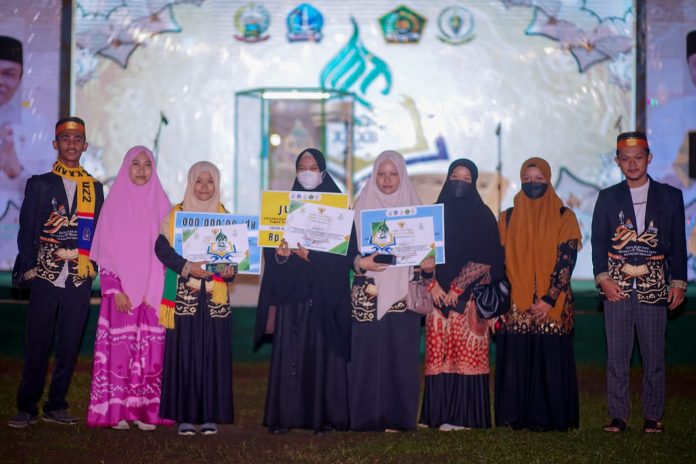 Mereka adalah Luthfiyah Ananda meraih Juara 1 lomba Tafsir Bahasa Inggris Putri, Winona Lutfiah meraih Juara 1 Lomba Karya Tulis Ilmiah Al-Quran Putri dan Annisya Dwi Rezky Kaswarah Juara 2 Lomba Tafsir Bahasa Indonesia Putri.