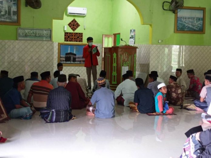 Mahasiswa PBL III Posko Pa’rasangang Beru Manfaatkan Momen Sholat Jumat Beri Edukasi Pencegahan Merokok