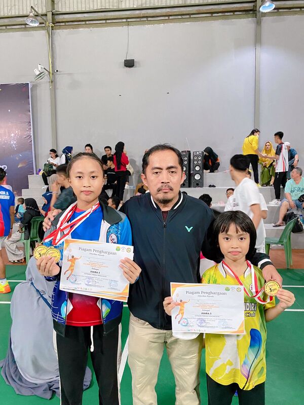 Kakak Beradik Murid SD Negeri Borong Juara Tournament Badminton Cup 2022