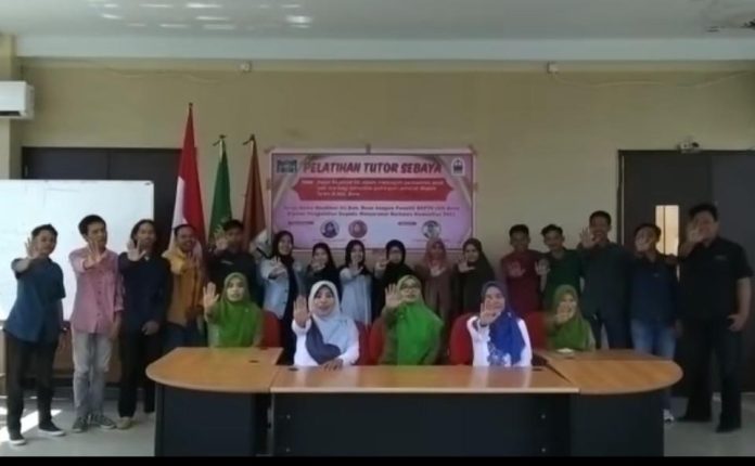 Kegiatan yang merupakan klaster pengabdian kepada masyarakat berbasis komunitas ini dikemas dalam acara pelatihan Tutor Sebaya dilaksanakan di Aula Fakultas Ushuluddin dan Dakwah kampus 2 IAIN Bone, Senin-Selasa (4-5/7/2022).